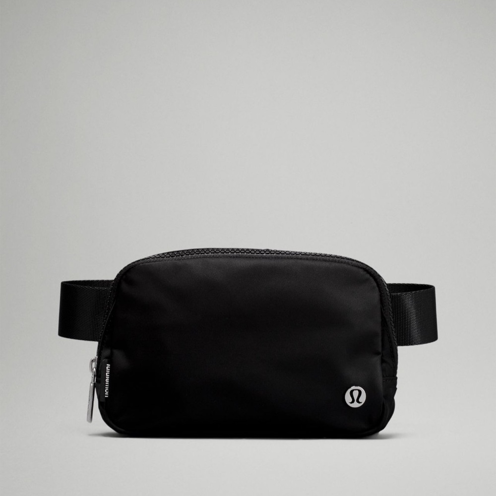 NWT lululemon belt bag !!!